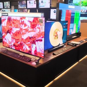 Bilde viser TV-er fra Samsung utstilt i butikk
