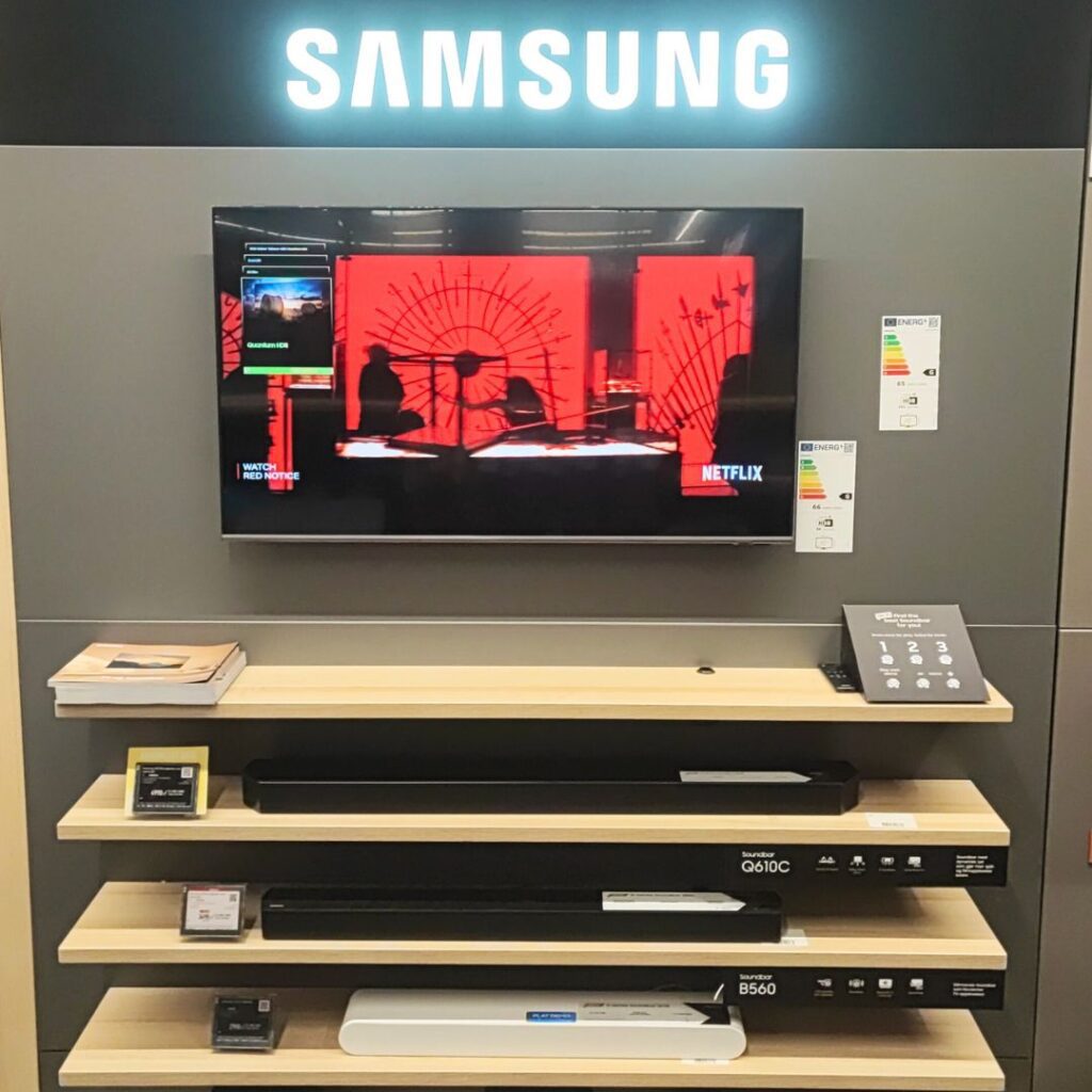 Bilde viser lydplanker fra Samsung utstilt i butikk